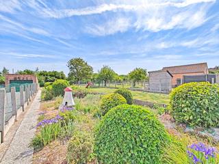 Ruime gezinswoning met zuidgerichte tuin op 477m². Op wandelafstand van de markt van Lo vinden we deze woning met veel potentieel en volgende...