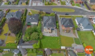 EERSTE BEZOEKDAG ZATERDAG 27/06 VAN 10u TOT 12u (enkel op afspraak!) <br /><br />HILLEGEM - In een rustige en residentiële verkaveling te Hillegem vindt u deze uitzonderlijk verzorgde villa/bungalow, ideaal gelegen nabij het station van Herzele, winkels, scholen en openbaar vervoer. Dankzij de vlotte verbinding met de as Aalst-Zottegem geniet u van een uitstekende bereikbaarheid, terwijl de omgeving een aangename rust en woonkwaliteit uitstraalt.<br /><br />Deze eigendom werd in 2023 volledig gerenoveerd met bijzondere aandacht voor kwaliteit, comfort en duurzame materialen. Het resultaat is een stijlvolle en instapklare woning waar ruimte, licht en afwerking centraal staan.<br /><br />Bij het betreden van de woning wordt u verwelkomd in een royale inkomhal die naadloos overgaat in de nachthal. Van hieruit bereikt u drie ruime slaapkamers en maar liefst twee luxueus afgewerkte badkamers, wat deze woning bijzonder geschikt maakt voor gezinnen of wie houdt van extra comfort.<br /><br />De indrukwekkende leefruimte van circa 45 m² vormt samen met de semi-open keuken het hart van de woning. Grote raampartijen zorgen voor een overvloed aan natuurlijk licht en creëren een aangenaam gevoel van ruimte en openheid. Vanuit de leefruimte heeft u rechtstreeks toegang tot het ruime oostgerichte terras en de prachtig aangelegde tuin, waar u in alle rust kunt genieten van het buitenleven.<br /><br />Een absolute troef is de volledig onderkelderde garage, bereikbaar via de ruime oprit. Deze biedt plaats aan meerdere voertuigen en leent zich bovendien perfect als werkplaats, hobbyruimte of extra bergruimte. Daarnaast beschikt de woning nog over een grote zolder met tal van uitbreidings- en gebruiksmogelijkheden.<br /><br />Deze eigendom combineert een rustige ligging met een hoogwaardige afwerking, royale volumes en een uitstekende bereikbaarheid. Een unieke kans voor wie op zoek is naar luxueus wonen in een aangename woonwijk.<br /><br />Een woning die u moet ervaren om haar volledige charme en kwaliteit te ontdekken. Maak vandaag nog uw afspraak voor een bezoek via 053 60 65 60.