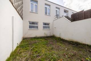 Locatie
Op zoek naar een instapklaar gelijkvloers appartement met tuin of een interessante investering op een toplocatie? Dit volledig gerenoveerde appartement is gelegen in het gegeerde Deurne-Zuid, op wandelafstand van groene parken en met een uitstekende verbinding naar het stadscentrum van Antwerpen. Rustig wonen met de stad binnen handbereik.
Indeling
Het appartement beschikt over een ruime en lichtrijke woonkamer met open zicht op de tuin, een volledig geïnstalleerde keuken, een comfortabele slaapkamer en een moderne badkamer met douche. Dankzij de praktische indeling geniet u van een aangenaam en functioneel wooncomfort op één niveau.
Troeven
- Gegeerde ligging nabij parken en groen
- Centrale locatie met vlotte verbinding naar Antwerpen centrum
- Volledig gerenoveerd en instapklaar
Technische gegevens
Het appartement werd volledig gerenoveerd en is uitgerust met een energiezuinige condenserende ketel.