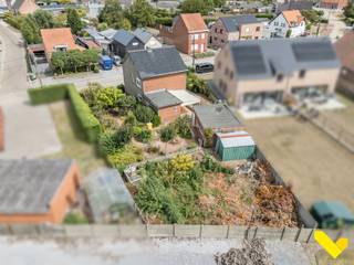 <p>Charmante gezinswoning op 6 are 53 ca!<br /><br />Deze te renoveren eengezinswoning is gelegen nabij het centrum van Veerle-Laakdal. <br />Zo kan je genieten van een rustige omgeving en ben je toch op wandelafstand van de Markt, winkels, openbaar vervoer en scholen. <br /><br />Op de gelijkvloerse verdieping vindt u een ruime inkomhal, de woon- en eetkamer en aansluitend de keuken. Achteraan de woning is de combinatie berging/wasplaats met extra douche. Vanuit de keuken heeft u toegang tot het overdekt terras en een garage voor de wagen en fietsen.<br />Op de eerste verdieping zijn er 3 slaapkamers en een badkamer aanwezig.<br />Ook is er nog een zolder, waar u allerlei zaken kan opbergen. De woning is ook deels onderkelderd.<br /><br />Achteraan de woning is er een volledig omheinde tuin, waar het heerlijk en rustig vertoeven is.<br /><br />Aarzel niet om een afspraak te maken voor een bezichtiging op 014 58 02 08 of info@immovl.be.</p>