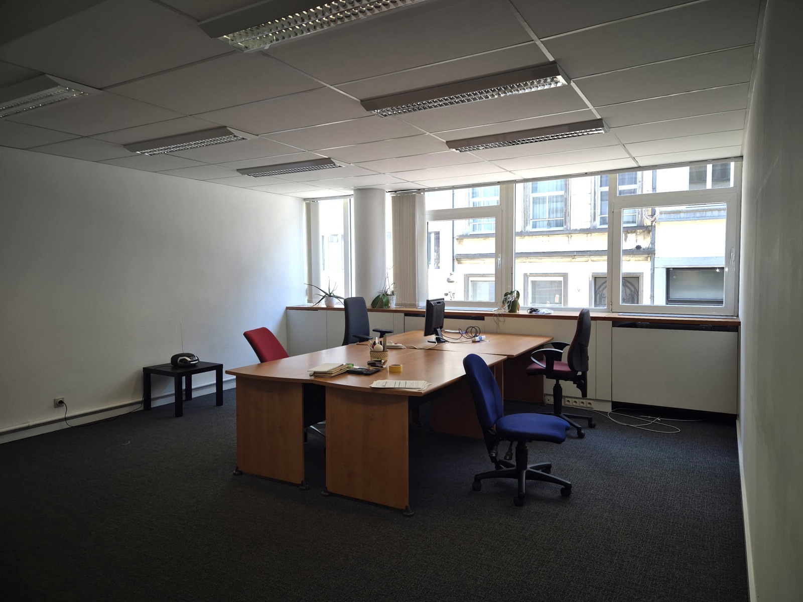 Ruime kantoorruimte met aparte bureaus in het centrum - foto 3