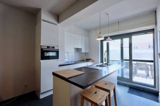 Aan de Sint-Trudostraat 31 vinden we dit verzorgde appartement terug, gelegen recht tegenover het stadspark van Sint-Truiden. Een groene omgeving, op wandelafstand van de Grote Markt, winkels en horeca.<br /><br />De leefruimte is ruim en lichtrijk, met een moderne open keuken en grote raampartijen die voor veel natuurlijke lichtinval zorgen. Aansluitend bevindt zich een ruim terras waar u in alle privacy van de avondzon geniet, een echte troef.<br />Het appartement telt twee slaapkamers, waarvan één momenteel als dressing is ingericht. De badkamer werd recent vernieuwd en voorzien van een stijlvolle inloopdouche. Een berging met pompbak en aansluitingen voor wasmachine en droogkast zorgt voor de nodige praktische comfort. De gasketel werd vernieuwd in 2025.<br /><br />Gemeenschappelijke onkosten: €50/maand.<br /><br />Interesse? Neem contact op voor een bezichtiging.