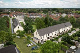 <p><span>Ben je op zoek naar een moderne en energiezuinige woning in een groene en rustige omgeving, maar wel dicht bij het centrum van Mechelen? Dan is Esdoorn een project dat je zeker wilt ontdekken. In een rustig binnengebied, tussen de Tervuursesteenweg en het Esdoornplein, ontstaat een nieuwe woonwijk waar licht, ruimte en kwaliteit centraal staan. De eerste fase is al volop bezig: 10 woningen worden momenteel actief opgetrokken, waardoor je nu al de vooruitgang op de werf kan volgen. </span></p>
<p><span>De woningen zijn ontworpen met een tijdloze architectuur en een uitstekende isolatie. De lichtrijke leefruimte sluit mooi aan op de moderne keuken en biedt een aangename, open woonbeleving. De verdieping biedt 3 slaapkamers en een badkamer en dankzij de afwerkbare zolderruimte heb je bovendien de flexibiliteit om later extra kamers of een bureauruimte te creëren, volledig volgens jouw noden. </span></p>
<p><span>De ligging in een rustig binnengebied zorgt voor privacy en veiligheid, terwijl je toch geniet van een vlotte verbinding naar winkels, scholen en het Mechelse stadscentrum. Groene zones en privatieve tuinen met achteruitgang versterken het wooncomfort en maken van Esdoorn een fijne plek om te wonen. </span></p>
<p><span>Ondergrondse parking en extra berging is additioneel aan te kopen. </span></p>
<p><span>Wil je zelf ervaren wat dit project te bieden heeft? Plan dan gerust een afspraak via onze website en ontdek welke woningen in de eerste fase nog beschikbaar zijn. </span></p>