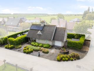[[ DIT PAND NEEMT DEEL AAN DE ERA OPEN HUIZEN DAG OP 13/6 VAN 9:30 TOT 10:30 ]]
<h2> </h2>

<p>In het rustige en <strong>landelijke Watervliet </strong>bevindt zich deze <u><strong>gezellige open bebouwing</strong></u>, ideaal voor wie op zoek is naar ruimte, licht en een aangename woonomgeving.</p>

<p>De woning straalt charme en warmte uit en geniet van een mooie natuurlijke lichtinval in de leefruimtes. Dankzij de rustige ligging kan u hier volop genieten van privacy en comfort, terwijl alle dagelijkse voorzieningen vlot bereikbaar blijven.</p>

<p>Binnenin beschikt de woning over drie volwaardige slaapkamers en een gezellige veranda met prachtig zicht op de tuin — de perfecte plek om het hele jaar door te ontspannen. De lichtrijke leefruimte en de aangename indeling zorgen voor een echte thuisgevoel.</p>

<p>Buiten vindt u een mooie tuin waar het heerlijk vertoeven is, samen met een garage en meerdere staanplaatsen, wat extra comfort en praktische mogelijkheden biedt.</p>

<p>Troeven van deze woning:</p>

<ul><li>Open bebouwing</li><li>Rustige ligging</li><li>3 slaapkamers</li><li>Gezellige veranda met zicht op de tuin</li><li>Charmante en lichtrijke woning</li><li>Garage</li><li>Meerdere staanplaatsen</li></ul>

<p>Een ideale woning voor wie rustig wil wonen in een gezellige en groene omgeving.</p>