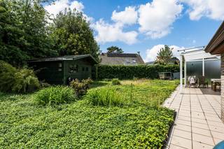 Bent u op zoek naar een vrijstaande woning waar gelijkvloers wonen mogelijk is? Dan is deze verzorgde laagbouwwoning uit 1993 zeker een bezoek waard.<br /><br />Via de inkomhal bereikt u twee volwaardige slaapkamers (9m²/13m²), een badkamer en een apart gastentoilet.<br /><br />De ruime leefruimte geniet van veel natuurlijke lichtinval en vormt dankzij de grote raampartijen een aangename verbinding met de tuin en het terras. Aansluitend bevindt zich de open keuken, die zorgt voor een gezellige interactie met de leefruimte. Naast de keuken vindt u een praktische wasberging, die bovendien rechtstreeks toegankelijk is via een handige zijdeur.<br /><br />De woning beschikt verder over een inpandige garage. Vanuit deze garage heeft u toegang tot de ruime zolderverdieping van maar liefst 51 m². Deze ruimte biedt tal van mogelijkheden en kan, mits de nodige aanpassingen, worden ingericht als extra slaapkamers, hobbyruimte of bureau.<br /><br />In de tuin vindt u verder nog een tuinhuis.<br /><br />Troeven:<br />+ Gelijkvloers wonen<br />+ Ruime en lichtrijke leefruimte met tuincontact<br />+ Inpandige garage<br />+ Ruime zolder van ca. 51 m² met uitbreidingsmogelijkheden<br />+ Zuidgerichte tuin<br />+ Airco aanwezig<br />+ GEEN renovatieverplichting<br /><br />Heeft u interesse in deze woning en wenst u een bezoek ter plaatse in te plannen? Aarzel niet ons te contacteren. Wij zijn bereikbaar via het nummer 03 337 50 70 of info@vbvastgoed.be.