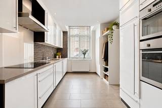 <strong>KIJKDAG 03 OKTOBER (09-12 u enkel op afspraak). Laat je niet misleiden door de buitenzijde: deze woning is binnen VEEL ruimer dan je zou verwachten!</strong> Een verrassend ruime, energiezuinige woning (<strong>EPC B</strong>) die dankzij de complete renovatie in 2011 helemaal klaar is voor eigen bewoning én zich uitstekend leent als interessante investering voor verhuur. Bij het binnenkomen word je verwelkomd in een aangename inkomhal met gastentoilet. De <strong>open keuken</strong> sluit mooi aan op de gezellige zithoek en geeft achteraan uit op een <strong>bijzonder ruime en lichtrijke eetkamer met aansluitend een eerste buitenruimte</strong>. Dankzij de grote hoeveelheid natuurlijk licht voelt deze leefruimte bijzonder aangenaam en ruimtelijk aan.<br />Op de <strong>1<sup>ste</sup> verdieping</strong> bevinden zich <strong>2 zeer ruime slaapkamers</strong>, een praktische wasberging en een ingerichte badkamer. De <strong>2e verdieping</strong> biedt nog extra mogelijkheden met een <strong>derde slaapkamer, hobbyruimte of polyvalente kamer</strong>. Van hieruit stap je rechtstreeks het <strong>dakterras</strong> op, waar je geniet van een prachtig open zicht. Een heerlijke plek om te ontspannen, iets te drinken of gezellig met vrienden te zitten.<br />De woning wordt verwarmd met <strong>centrale verwarming op aardgas</strong> en beschikt over <strong>conforme elektriciteit tot 2038</strong>.Ook de ligging is een absolute troef: <strong>vlak bij een supermarkt, de oprit van de autostrade en aan de stadsrand</strong>, waardoor winkels, mobiliteit en voorzieningen vlot bereikbaar zijn.<br /><strong>Kortom: een woning die je van buitenaf niet doet vermoeden hoeveel ruimte, licht en mogelijkheden er binnen schuilgaan.</strong> Ideaal voor wie zelf wil wonen, maar minstens even interessant voor wie op zoek is naar een rendabele verhuurinvestering.<br />📅 <strong>Eerste kijkdag: zaterdag 3 oktober</strong><br /><strong>Kom binnen en laat je verrassen door de ruimte!</strong><br />