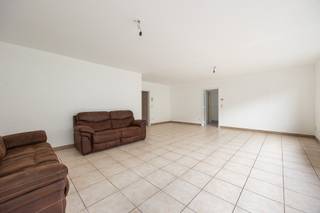 <p>Op de Lindelei in Hemiksem vind je dit instapklare gelijkvloerse appartement met eigen tuin, iets wat je zelden vindt in combinatie met zoveel gemak. Dankzij de ligging op het gelijkvloers en de lift in het gebouw is dit een aangename plek om zorgeloos te wonen, zonder trappen en met alles binnen handbereik.</p><p> </p><p>Het appartement telt 127 m² bewoonbare oppervlakte en biedt een ruime lichtrijke leefruimte van maar liefst 41 m², perfect om te ontspannen of gezellig samen te koken in de geïnstalleerde keuken. Met twee volwaardige slaapkamers en een extra polyvalente ruimte heb je alle vrijheid om je eigen indeling te maken, of het nu gaat om een bureau, hobbykamer of derde slaapkamer.</p><p> </p><p>Buiten geniet je van een zuidwest georiënteerde tuin van 46 m², ideaal om ‘s avonds nog wat zon mee te pikken, aangevuld met een terras om heerlijk buiten te vertoeven. Een garage completeert dit aanbod, zodat je wagen steeds veilig en droog staat.</p><p> </p><p>De centrale ligging in Hemiksem zorgt voor vlotte bereikbaarheid van winkels, scholen, openbaar vervoer en het station, terwijl je toch geniet van de rust van je eigen buitenruimte. Het gebouw dateert van 1996 en is in goede staat, met een EPC-label C voor een gerust gevoel op vlak van energie.</p><p> </p><p>Op zoek naar een instapklaar appartement waar wonen synoniem staat voor gemak én buitenruimte? Kom zeker eens langs en ontdek wat dit appartement voor jou kan betekenen.</p>