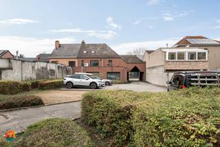 Op een uitstekende locatie te Rijmenam bevindt zich deze bouwgrond voor open bebouwing op een perceel van 482m². U geniet hier van een rustige en groene ligging in de nabijheid van winkels, scholen en het openbaar vervoer. <br /><br />Deze bouwgrond biedt tal van stedenbouwkundige mogelijkheden. De render geeft een weergave van een mogelijke woning volgens de geldende bouwvoorschriften conform de verkaveling.<br /><br /><u>Bouwvoorschriften</u>:<br />- Bouwgrond voor open bebouwing<br />- Enkel eengezinswoning (met inbegrip van zorgwoning toegelaten)<br />- Functies complementair aan het wonen, zoals kantoorfunctie, vrij beroep, dienstverlening, zijn toegelaten<br />- Max. kroonlijsthoogte is 6,5m,<br />- Keuze tussen plat of hellend dak (dakhelling tussen 35° en 50°)<br />- Totale bouwdiepte 17m<br />- Inpandige garage is toegelaten<br />- Kelder is toegelaten<br /><br />Contacteer ons voor meer informatie op 0472 82 80 66 of via info@boonstravastgoed.be <br /><br />Bijzonderheden : <br />- Perceel = 482m²<br />- Open bebouwing<br />- Uitstekende ligging