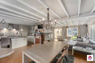 <p>Te koop: ruime villa te Lombardsijde op een boogscheut van Nieuwpoort, vlakbij de jachthaven en op korte afstand van zee en strand.<br />De bovenverdieping omvat drie slaapkamers, badkamer en hal voorzien van maatkasten. <br />Op het gelijkvloers is er een ruime living met veel lichtinval, een ingerichte open keuken bijkeuken en toilet. Daarnaast zijn er nog verschillende ruimtes die mogelijkheid bieden tot meer slaapkamers, bureau, badkamer of hobbyruimte. Kortom deze woning heeft veel potentieel voor grote gezinnen, vrije beroepen, voor uw zelfstandige activiteiten, kangroewoning,...</p>

<p> </p>

<p>Belangrijkste ruimtes:<br />• lichtrijke woonkamer<br />• open keuken met gezellig eiland en zithoek<br />• meerdere ruimtes met vrij te kiezen functie<br />• grote garage</p>

<p> </p>

<p>Troeven:<br />• ruime gezinswoning met 6 slaapkamers.<br />• vlakbij jachthaven Nieuwpoort en nabijheid van zee en strand<br />• veel lichtinval<br />• bijna volledig gerenoveerd in 2015<br />• praktische zolderruimte<br />• ruime oprit met parkeergelegenheid voor meerdere wagens</p>

<p> </p>

<p>Neem vandaag nog contact op met je ERA-makelaar voor een bezoek.<br />JOUW DROOMHUIS. ZO GEVONDEN!</p>