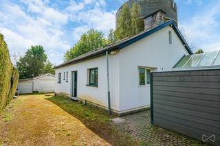 OVERIJSE - Bloemenwijk : Villa van +/- 198m² (volgens EPC), gelegen op een perceel van +/- 1.043m². Ideaal gelegen aan het einde van een doodlopende straat, in een rustige en residentiële omgeving, is deze woning als volgt ingedeeld: Gelijkvloers : inkomhal van +/- 13m² met toilet, leefruimte van +/- 42m² met veranda, ingerichte keuken van +/- 13m², 2 slaapkamers van +/- 11 & 15m², een volledig gerenoveerde badkamer van +/- 9m² met douche, ligbad en dubbele wastafel en een wasruimte van +/- 6m². 1ste verdieping : een slaapkamer van +/- 19 m² en een zolder van +/- 74 m². Kelderverdieping : kelders van +/- 21 m². Buiten : een ruime tuin rondom de woning en een dubbele garage. EPC D 314 kWh/(m² jaar). Deze te renoveren woning is gelegen in een groene wijk, vlak bij winkels, scholen en openbaar vervoer. Meer informatie of een bezoek? Contacteer WE INVEST OVERIJSE op 02/455.20.35 of via overijse@weinvest. Niet-contractuele advertentie, onder voorbehoud van wijzigingen. De oppervlaktes worden louter ter indicatie vermeld.
