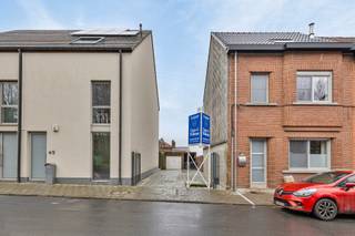 Ontdek deze unieke bouwgrond van 25 meter diep, gelegen in een rustige en aangename omgeving. Met een breedte van 5 meter en een maximale bouwdiepte van 12 meter biedt dit perceel volop mogelijkheden om jouw droomwoning te realiseren.
Dankzij de gunstige afmetingen is deze bouwgrond perfect geschikt voor een knusse stadswoning of een modern ontwerp met alle nodige comfort. Bovendien is er geen bouwverplichting, wat jou de vrijheid geeft om te bouwen op je eigen tempo en naar jouw wensen.
De centrale ligging combineert rust met nabijheid van winkels, scholen en openbaar vervoer, wat deze bouwgrond een uitstekende keuze maakt voor wie zowel rust als toegankelijkheid belangrijk vindt.
Laat je inspireren door de mogelijkheden van dit perceel en maak jouw woonwensen werkelijkheid. Neem vandaag nog contact met ons op voor meer informatie of een bezoek!