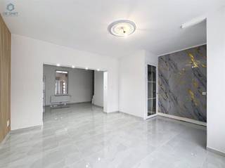 In het centrum van Brakel bevindt zich deze volledig gerenoveerde woning.De woning beschikt op het gelijkvloers over een open leefruimte met...