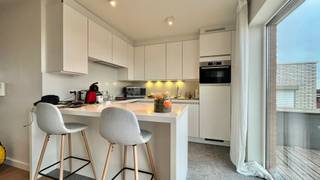 Ontdek deze prachtige penthouse van 96 m² bewoonbare oppervlakte met 2 ruime terrassen (samen 95 m²), gelegen op de zesde verdieping. Geniet van een subliem uitzicht en een toplocatie in het hart van de winkelstraat. Indeling:<br />Inkomhal, Ruime open leef- en zitruimte met toegang tot het grote zonneterras<br />Moderne open keuken met grote raampartijen en zicht op het tweede terras, Berging, Badkamer met douche, wastafel en toilet, 2 slaapkamers.<br />Troeven: Conforme elektriciteit, Gelegen op een toplocatie: midden in de winkelstraat,2 grote terrassen met panoramisch zicht. De gemeenschappelijke verwarming via de syndic wordt per kwartaal betaald.<br />Ondergrondse staanplaats kan gekocht worden voor 24.500 euro extra (G15), bereikbaar via de Markt.<br />De eigendom is momenteel verhuurd, maar bezichtiging is mogelijk op afspraak via 0479 40 24 04 of maggie@vastgoednorman.be.