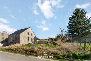 Voor meer info en foto’s, surf naar www.swevers.be – In de rustige Bronstraat in Voort (Borgloon) ligt deze mooie bouwgrond van 7 are 57 centiare, een ideale basis om uw woondroom te realiseren. Het perceel combineert ruimte, licht en een aangename, landelijke omgeving met een vlotte bereikbaarheid. Dankzij de zuidoostelijke oriëntatie geniet u van een optimale lichtinval in de toekomstige tuin: ’s ochtends zon op het terras en ook in de namiddag aangenaam daglicht.<br />Met een perceelbreedte van 18 meter en een diepte van 45 meter biedt deze bouwgrond tal van mogelijkheden voor een open bebouwing, onder voorbehoud van het bekomen van de nodige vergunningen. De royale breedte laat toe een ruime woning te realiseren met tuin, terras en eventueel een bijgebouw, met behoud van privacy en buitenruimte.<br />De ligging is een sterke troef. Winkels bevinden zich op 1,9 km, scholen, horeca en ontspanning op 2,8 km. Openbaar vervoer ligt op amper 100 meter en de dichtstbijzijnde snelwegen bereikt u op 11 km. Zo woont u rustig, maar met alle voorzieningen binnen handbereik.<br />Een aantrekkelijk perceel met ruimte, oriëntatie en een praktische ligging: de perfecte start voor een toekomstgerichte woning in het charmante Voort. Voor meer informatie, bel 011 255 155.