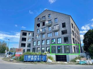 Laatste 6 appartementen! Dit modern nieuwbouwproject ROOTS is rustig gelegen met zicht op groen, op wandelafstand van het station en het CENTRUM. Aangename terrassen en/of tuinen, lichtrijke leefruimtes met open geïnstalleerde keukens, volledige afwerking, en zo goed als opleverklaar. Ondergrondse parkeerplaatsen en bergingen. Bijna-energieneutraal (max E30): vloerverwarming voorzien. Wenst u het modelappartement te bezichtigen: guido@immobeguin.be