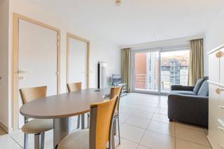 Te koop: instapklaar appartement in het centrum van Nieuwpoort, op wandelafstand van de zee en nabij openbaar vervoer.<br /><br />Dit  appartement, gebouwd in 1999, biedt een zongerichte leefruimte en een ruim terras waar u volop kunt genieten van de buitenlucht. Gelegen in de toeristische zone van Nieuwpoort, combineert het de rust van een comfortabele woning met de nabijheid van winkels, restaurants en het strand. <br /><br />Belangrijkste ruimtes:<br />• Living met veel lichtinval en directe toegang tot het terras<br />• Functionele keuken met voldoende opbergruimte<br />• Slaapkamer met plaats voor een dubbel bed<br />• Badkamer met douche en wastafel<br />• Inkomhal die de verschillende ruimtes verbindt<br />• Ruim, zongericht terras ideaal voor ontspanning<br /><br />Troeven:<br />• Zongericht voor maximale lichtinval<br />• Ruim terras voor buitenleven<br />• Instapklaar – meteen genieten zonder verbouwingen<br /><br />Neem vandaag nog contact op met uw ERA-makelaar voor een bezoek.<br />058 222 222 of op gert@eraservimo.be<br /><br />JOUW DROOMAPPARTEMENT. ZO GEVONDEN!