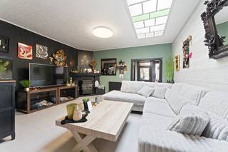Beveren Roeselare : Nabij de kerk in Beveren <strong>ruime burgerwoning</strong> in lichte art-decostijl met <strong>4 grote slaapkamers</strong> en zonnige tuin, opp. 270 m²<br /><br />Deze <strong>charmante burgerwoning </strong>met lichte art-deco-invloeden biedt bijzonder veel woonvolume en een totale bewoonbare oppervlakte van ca. 180 m². De woning combineert karakter met hedendaags comfort en beschikt over maar liefst 4 slaapkamers waarvan 1 met 2 extra ruimten (voor dressing, bureel of mancave...), ideaal voor grote gezinnen of wie extra ruimte wenst voor bureau of hobbykamer.<br /><br />Bij het binnenkomen betreedt u een <strong>aangename lichte voorplaats</strong> die overgaat in een tussenruimte, momenteel ingericht als eetkamer. Aansluitend bevindt zich het ruime salon, waar een mooie lichtkoepel zorgt voor een bijzonder aangename lichtinval en een open gevoel.<br /><br />De keuken is momenteel eenvoudig ingericht maar biedt een grote ruimte met <strong>veel potentieel om naar eigen smaak te moderniseren</strong>. De badkamer bestaat vandaag uit twee aparte delen (één met douche en het andere deel met ligbad) , wat verschillende indelingsmogelijkheden biedt.<br /><br />Op de eerste verdieping bevinden zich<strong> drie volwaardige slaapkamers</strong> waarvan 1 met de extra ruimten. Daarnaast is er nog een<strong> ruime zolderkamer</strong>, die perfect kan dienen als extra slaapkamer, bureau of hobbyruimte.<br /><br />De woning is uitgerust met centrale verwarming, dubbele beglazing, een warmtepomp, zonneboiler en zonnepanelen, wat bijdraagt aan een <strong>energiezuiniger wooncomfort.</strong><br /><br />Achteraan geniet u van een zeer aangename tuin, een ideale plek om tot rust te komen of gezellig te vertoeven met familie en vrienden.<br /><br />Kortom, een ruime karakterwoning met veel mogelijkheden, ideaal voor wie op zoek is naar ruimte, charme en potentieel.<br /><br /><em><u>Dit is een richtprijs elk bod wordt besproken met de eigenaar !</u></em><br /><br />Wenst u deze woning te ontdekken bel ons dan nu op : 051/62 40 40<br /><br /> 