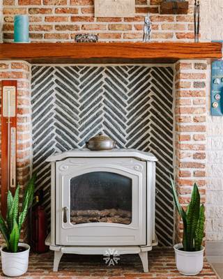 <p><span>GERAARDSBERGEN - </span></p><p><span> </span></p><p><span>Discover this spacious family home with authentic charm and five full bedrooms in the center of Geraardsbergen. Centrally located in the Buizemontstraat with stores, restaurants and public transport within walking distance. Furthermore, the house enjoys a very pleasant outdoor space consisting of two terraces, landscaped with artificial grass, vegetable garden, garden shed and is easily connected to walking and cycling routes.</span></p><p><span> </span></p><p><span>The main assets in a nutshell: </span></p><ul><li><span>Spacious living volume</span></li><li><span>Pleasant covered and heated terrace</span></li><li><span>Magnificent view of the Dender with its marina</span></li><li><span>Future proof: solar panels and heat pump</span></li><li><span>Equipped with air conditioning's</span></li><li><span>Practical full basement</span></li><li><span>Open kitchen with high quality Miele appliances</span></li></ul><p><span> </span></p><p><span> </span></p><p><span>Layout: </span></p><p><span>Ground floor: Spacious entrance hall with stained-glass window, cozy living room with gas fireplace, sitting area and dining room, open kitchen with built-in appliances, second dining room and sitting area overlooking the garden, heated south-west facing terrace with awning, separate guest toilet and access to the very spacious basement</span></p><p><span>Second floor: landing, two bedrooms with fitted wardrobes, bathroom with washbasin, toilet and bath with shower</span></p><p><span>Second floor: landing, two full size bedrooms</span></p><p><span>Third floor: finished attic room accessible via fixed staircase with possibility of creating an additional bathroom</span></p><p><span> </span></p><p><span>Interested? Contact Axel Lenaerts estate agents for more info or a site visit via <span>Laurens@axellenaerts.be</span></span><span> or 09 245 24 24</span></p>