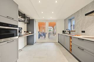 <p>Palton troeven:</p>
<p>- Instapklaar<br />- Twee ruime bijgebouwen<br />- Rustige ligging nabij centrum<br />- weids uitzicht voor en achter<br /><br /></p>
<p>Welkom aan de Steenweg Baarle10 te Poppel! Deze gerenoveerde woning is gelegen op een perceel van maar liefst 952 m² en beschikt naast de woning over twee ruime bijgebouwen van 43 m² en 74 m².</p>
<p>De woning is bereikbaar via de zij-ingang of langs de achterzijde, rechtstreeks via de keuken. De keuken vormt een centraal punt in de woning en staat in verbinding met de verschillende leefruimtes.</p>
<p>De woonkamer is gezellig ingericht met ruimte voor een comfortabele zithoek en een eetgedeelte. De doorkijkhaard zorgt voor een aangename sfeer en vormt een mooi centraal element in de leefruimte.</p>
<p>De keuken is praktisch ingericht en beschikt over de nodige apparatuur. Aansluitend bevindt zich een praktische wasplaats met bergruimte en een ruime veranda waar het in het voorjaar en in de zomer goed vertoeven is.</p>
<p>Op het gelijkvloers bevindt zich tevens de badkamer, uitgerust met een douche, lavabo en toilet.</p>
<p>Via de vast trap bereiken we de eerste verdieping, waar zich drie slaapkamers bevinden.</p>
<p>Een belangrijke troef van het perceel is de aanwezigheid van twee afzonderlijke bijgebouwen van 43 m² en 74 m², goed voor samen 117 m² extra ruimte.</p>
<p>Deze ruimtes bieden tal van mogelijkheden en kunnen onder meer dienstdoen als atelier, hobbyruimte, werkruimte, opslagruimte, garage of bergruimte. Ook voor zelfstandigen of hobbyisten die nood hebben aan extra ruimte zijn deze bijgebouwen bijzonder interessant.</p>
<p>Het ruime perceel van 952 m² biedt daarnaast voldoende mogelijkheden om te genieten van de tuin en de buitenruimte.</p>
<p>Kortom deze woning combineert een instapklare woonomgeving met drie slaapkamers, een ruime veranda, een perceel van 952 m² .De combinatie van wonen en de vele extra gebruiksmogelijkheden maakt dit een veelzijdig pand met potentieel voor uiteenlopende woon- en werkbehoeften.</p>
<p>Bent u op zoek naar een instapklare en gerenoveerde woning en mogelijkheden, gelegen op een ruim perceel en toch nabij het centrum?</p>
<p>Neem dan snel contact op via Judith@palton.be of 0032 492 78 31 74.</p>