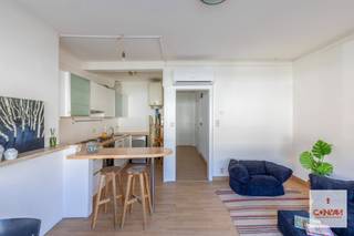 Dit appartement is gelegen aan de <strong>binnenring van Gent</strong>, waardoor u een vlotte verbinding heeft naar Gent Centrum, de R4 en N9. Daarnaast zijn verschillende winkels, horeca, scholen en het zwembad Rooigem in de buurt. Het openbaar vervoer stopt zo goed als voor de deur. <br /><br />Het appartement maakt deel uit van een kleinschalig gebouw met slechts drie appartementen en is gelegen op het <strong>eerste verdiep</strong>. U<br /><br />komt het appartement binnen via een inkomhal die toegang biedt naar de leefruimte met <strong>open keuken</strong>, badkamer met douche en toilet, slaapkamer en aparte berging. Verder beschikt de woning nog over een aparte bergruimte op het gelijkvloers.<br /><br />Wenst u graag een afspraak? Contacteer Olivier gerust op zijn mailadres olivier@convas.be 