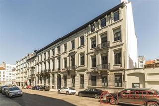 1000 BRUXELLES (rue de Livourne 22) Idéalement situé proche place du Châtelain, de la place Stéphanie et de l'avenue Louise - à proximité de toutes les facilités telles que commerces de proximités, cinéma, restaurant ainsi que de tous les transports en commun (tram - métro - bus), de la petite ceinture, du ring de Bruxelles ainsi que des entrées d'autoroutes. Se situe ce superbe appartement meublé composé d'un séjour, cuisine full équipée, chambre, 1 salle de bain avec wc.  Provision de charges tout compris : 150 € (commun, chauffage, eau froide et chaude) BAIL 3 ans minimum.   ** Infos visite** avec Louis MEERT 0477 57 98 87 ou LMEERT@TREVI.BE