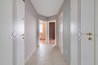 <p><span>Ruim appartement op de achtste verdieping met twee slaapkamers en prachtig terras. Gunstige energiescore (label B) en elektriciteit conform!</span></p><p><span>Op de achtste verdieping van een verzorgd appartementsgebouw aan de Blancefloerlaan bevindt zich dit ruime en lichtrijke appartement. Het aangename terras en bovenal het prachtige panoramische vergezicht over Linkeroever en de groene omgeving zijn absolute blikvangers.</span></p><p><span>We betreden het appartement langs de ruime inkomhal, welke ons vervolgens toegang geeft tot de leefruimte. Deze laatste geniet dankzij de grote raampartijen van een overvloed aan natuurlijk licht en biedt moeiteloos plaats aan zowel een gezellige zithoek als een volwaardige eetkamer.</span></p><p><span>Aansluitend bevindt zich de open keuken (2021), uitgevoerd in een tijdloze witte kleur en voorzien van de nodige toestellen (inductiekookplaat, dampkap, spoelbak, vaatwasser, oven, microgolfoven, koel- en vriescombinatie) en heel wat kastruimte. Achter de keuken vinden we een praktische berging/wasplaats met extra opbergmogelijkheden.</span></p><p><span>Vanuit de leefruimte en keuken heeft u toegang tot het ruime terras. Dankzij de ligging op de achtste verdieping geniet u hier van een indrukwekkend open uitzicht dat zich uitstrekt over Linkeroever en het omliggende groen. Een heerlijke plek om te vertoeven!</span></p><p><span>Verder beschikt het appartement over twee volwaardige slaapkamers, waarvan één voorzien is van een ruime ingebouwde kast. De badkamer (2019) is uitgerust met een ruime douche, een badkamermeubel (dubbele wastafel) en extra kastruimte. Daarnaast is er ook nog een afzonderlijk toilet (met handenwasser).</span></p><p><span>Ook de ligging vormt een belangrijke troef. Winkels en openbaar vervoer bevinden zich in de onmiddellijke omgeving, terwijl u eveneens geniet van een vlotte verbinding met het centrum van Antwerpen en de belangrijkste invalswegen. Tegelijkertijd is het vele groen van Linkeroever nooit ver weg.</span></p><p><span>De gemeenschappelijke lasten bedragen ongeveer 120,00 per maand. Hierin zitten o.a. vervat: syndicus, blokpolis, kosten en onderhoud gemeenschappelijke delen, waaronder lift. Daarnaast wordt er driemaandelijks ook 20,00 gespaard voor de opbouw van het reservekapitaal.</span></p><p><span>Kortom: een ruim en lichtrijk appartement met twee slaapkamers, een praktische indeling, een heerlijk terras én een uitzonderlijk vergezicht vanaf de achtste verdieping. Een bezoek meer dan waard!</span></p><p><span>Tot slot bestaat de mogelijkheid om een ruime ondergrondse garage (met geautomatiseerde kantelpoort) bij aan te kopen. Een toch wel belangrijke meerwaarde op deze locatie. Vraagprijs van deze garage: 30.000,00. Let op! Dit is een optie, geen verplichting!</span></p>