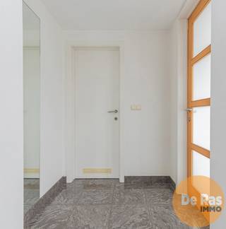 KIJKDAG ZAT. 20/6/26 van 9u tot 12u (OP AFSPRAAK!)<br /><br />EREMBODEGEM – Gezellig 1‑slaapkamerappartement, ideaal als investering.<br /><br />Dit aangenaam appartement beschikt over een open keuken met eethoek, een lichtrijke leefruimte met gaskachel, een nachthal, een badkamer met lavabo en douche in bad, en een ruime slaapkamer. Het zuidgericht terras vormt een heerlijk extraatje waar je de hele dag van de zon kan genieten.<br />Daarnaast is er een royale inkomhal met gastentoilet en een praktische berging/vestiaire.<br /><br />Het appartement heeft zeer lage energiekosten én bijna geen gemeenschappelijke lasten, wat het bijzonder interessant maakt voor zowel eigen bewoning als investering.<br />In de directe omgeving vind je voldoende parkeergelegenheid, een bakker, winkels, scholen en het station van Haaltert. Bovendien ligt de op- en afrit van de E40 op slechts 500 meter, wat zorgt voor een uitstekende bereikbaarheid.<br /><br />Dankzij de ligging en de lage kosten biedt dit appartement een mooie potentiële huuropbrengst.