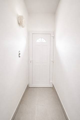 Bent u op zoek naar een instapklare gezinswoning met vier slaapkamers, een zonnige tuin en een uitstekende ligging in Sint-Niklaas? Dan is deze charmante woning aan de Raapstraat 7 beslist een bezoek waard.<br /><br />Deze woning is ideaal gelegen in het centrum van Sint-Niklaas, op wandel- en fietsafstand van scholen, winkels, horeca en tal van andere voorzieningen. Bovendien bevindt de woning zich vlak bij de Singel van Sint-Niklaas, waardoor u geniet van een vlotte verbinding naar de belangrijkste invalswegen en de E17 richting Antwerpen en Gent. Zo combineert u een centrale ligging met een uitstekende bereikbaarheid.<br /><br />Bij het betreden van de woning wordt u meteen verwelkomd in een lichtrijke, bijzonder open leefruimte die een aangenaam gevoel van ruimte creëert. Dankzij de open indeling vloeien de woonkamer en de keuken naadloos in elkaar over. De open keuken is volledig uitgerust met de nodige toestellen en vormt het ideale hart van de woning waar koken, tafelen en gezellig samenzijn moeiteloos samenkomen.<br /><br />Achteraan het gelijkvloers bevindt zich de eerste badkamer, uitgerust met een douche, lavabo en toilet. Vanuit de woning heeft u toegang tot de diep uitgestrekte, zuidwestelijk georiënteerde tuin. Dankzij deze gunstige oriëntatie geniet u hier volop van de middag- en avondzon, waar u alle ruimte vindt om te ontspannen.<br /><br />Op de eerste verdieping bevinden zich twee comfortabele slaapkamers en een tweede, volledig uitgeruste badkamer met douche, lavabo en toilet. Dit zorgt voor extra comfort en maakt de woning bijzonder geschikt voor een gezin.<br /><br />De tweede verdieping, ingericht als volwaardige zolderverdieping, biedt nog twee ruime slaapkamers. Hierdoor beschikt de woning in totaal over vier slaapkamers, waardoor er voldoende plaats is voor een groter gezin, een thuisbureau, hobbyruimte of logeerkamer.<br /><br />Ook op energetisch vlak scoort deze woning uitstekend met een EPC-label C, wat zorgt voor een gunstig energieverbruik en extra wooncomfort.<br /><br />Dankzij de centrale ligging, de ruime indeling met vier slaapkamers, de twee badkamers, de zonnige tuin en het gunstige EPC is deze woning de ideale keuze voor jonge gezinnen, starters of iedereen die op zoek is naar een comfortabele woning met alle voorzieningen binnen handbereik.<br /><br />Bent u benieuwd naar alles wat deze woning te bieden heeft? Neem gerust contact met ons op voor meer informatie of plan vandaag nog uw bezoek in.
