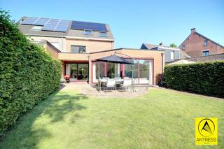 <p><span>Volledig gerenoveerde gezinswoning met 4 ruime slaapkamers, 2 badkamers, garage, oprit en prachtige tuin met ideale West-oriëntatie!</span></p><p><span>De woning is voorzien van 16 zonnepanelen met thuisbatterij, elektrische keuring conform AREI, zeer goede EPC score (label A), asbestveilig, verwarming op warmtepomp en gas, airconditioning aanwezig, zonnewering en verduistering op alle ramen, op maat gemaakte inbouwkasten, enz...! </span></p><p><span> </span></p><p><span>De woning is gelegen in een straat met uitsluitend plaatselijk verkeer, ze beschikt over een oprit die uitgeeft op de garage.<br />De garage is voorzien van een vernieuwde elektrische sectionaalpoort.</span></p><p><span>De inkomhal is voorzien van een gastentoilet met handenwasser en is ruim genoeg voor het plaatsen van een vestiairekast.</span></p><p><span>De leefkamer geniet via de talrijke kamerhoge ramen van een prachtig zicht op de tuin en kan makkelijk worden ingedeeld met eetkamer en salon.</span></p><p><span>De tuin geniet van een West oriëntatie met bijgevolg heel de dag zon.</span></p><p><span>De keuken is voorzien van alle comfort zoals vaatwasser, inductie kookplaat, oven, etc.</span></p><p><span>Naast de keuken treffen we de wasplaats met aansluitingen wasmachine/ droogkast, gevolgd door een handige bergkelder.</span></p><p><span>Op de eerste verdieping treffen we de eerste 2 ruime slaapkamers en de eerste badkamer.</span></p><p><span>De eerste badkamer beschikt over een dubbele spoelbak, instapdouche, in de hal treffen we het tweede toilet.</span></p><p><span>Op de tweede verdieping treffen we opnieuw 2 ruime slaapkamers en de tweede badkamer met douche, lavabo en WC.</span></p><p><span>Verder beschikt de woning nog over een handige bergzolder.</span></p><p><span> </span></p><p><span>Contacteer ons voor een bezoek ter plaatse!</span></p><p><span> </span></p><p><span> </span></p>