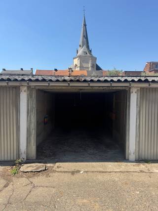 Op zoek naar een autostaanplaats in het centrum van Sint-Niklaas? Dan is dit misschien wel iets voor u. <br /><br />Ter hoogte van Kalkstraat nummer 1 bevindt zich de inrit van een achterliggend garagecomplex. Hier vind u ook deze garagebox terug. <br /><br />Interesse? Bel voor info of een vrijblijvend bezoek naar 0476 21 35 46 of mail naar laurens@claves.be .