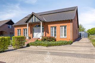 Achter deze gevel vind je maar liefst 368m² woongenot met een doordachte indeling. Ideaal voor grote gezinnen, werk aan huis, hobby's of wie...