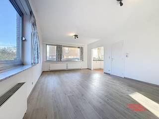 Net buiten de Ring van Brugge vinden we dit 1-slaapkamerappartement terug op de gelijkvloersverdieping. Dankzij de hoekligging is er veel...