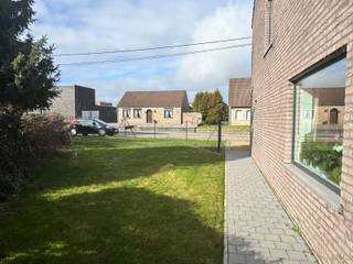 Uitstekend gelegen nieuwbouwwoning van 2023.De woning heeft een ruime woonkamer/eetplaats met open keuken. Via het schuifraam heb je toegang tot de...