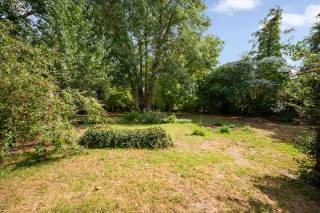 Deze open bebouwing in Linter biedt een unieke kans voor wie op zoek is naar een project met potentieel. Het perceel van maar liefst 18a80 staat garant voor volop ruimte en mogelijkheden om er een droomwoning naar eigen wens te realiseren. Momenteel is het bestaande pand volledig te verbouwen, waardoor u met een quasi blanco blad kunt starten. De bestaande woonoppervlakte van 87 m² en twee slaapkamers vormen een basis, maar het echte pluspunt is de grote tuin en het ruime perceel die uitnodigen om groot uit te pakken en een woning te ontwerpen die helemaal aansluit bij uw woonwensen. Gelegen in een rustige en groene omgeving in Linter, combineert deze locatie het beste van buitenleven met een goede bereikbaarheid. Deze woning is rustig gelegen in agrarisch gebied maar wordt stedenbouwkundig als zonevreemd beschouwd. Verbouwingen kunnen mogelijk zijn binnen de zonevreemde basisrechten, voor zover het hoofdzakelijk vergunde of vergund geachte karakter van de woning wordt vastgesteld. Verdere informatie kan worden verkregen bij de bevoegde dienst Omgeving van de gemeente Linter.