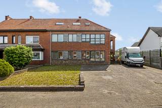Bent u op zoek naar een ruim duplex appartement dat u volledig naar eigen smaak kunt opfrissen? Dan is dit appartement aan de Neerstraat 102 te Tessenderlo zeker een bezoek waard.

Met een totale oppervlakte van 180 m² biedt dit appartement aangename en ruime leefruimtes, ideaal voor zowel eigen bewoning als investering. De indeling zorgt voor tal van mogelijkheden om het interieur te moderniseren volgens uw persoonlijke wensen.

Een belangrijke troef is het gunstige EPC-label B, wat resulteert in een energiezuinige woning en lagere energiekosten. Hierdoor voldoet het appartement reeds aan hedendaagse energie-eisen.

Gelegen op een vlot bereikbare locatie nabij winkels, scholen, openbaar vervoer en belangrijke verbindingswegen, geniet u hier van een uitstekende combinatie van rust en bereikbaarheid.

Troeven:

+ Bewoonbare oppervlakte van 180 m²
+ Ruime leefruimtes
+ Op te frissen naar eigen smaak
+ Gunstig EPC-label B
+ Centrale ligging in Tessenderlo
+ Interessant voor eigen bewoning of als investering

Een appartement met veel potentieel op een goede locatie. Garage optioneel bij aan te kopen aan € 19.900.

 Contacteer ons vandaag nog voor meer informatie of een bezichtiging.