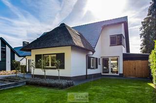<strong>Een sfeervol huis met karakter, een eigentijdse indeling, met slaapkamer en badkamer op de begane grond, 4 slaapkamers en badkamer op de 1<sup>e</sup> verdieping, een riante open leefruimte voorzien van parketvloer en doorkijkhaard, volledig in contact met de prachtig aangelegde tuin! De villa is uniek gelegen met zicht op bossen aan de voorzijde, en een zuidelijk georiënteerde achtertuin, tevens vlakbij heerlijke fietspaden naar het centrum van Pelt en het centrum van Achel, dit alles in een residentiële omgeving. In de achtertuin zijn er 3 prachtige bijgebouwen (buitenkeuken/wellness (hottub)/bergruimte). Door haar centrale ligging is ook de NL-grens vlot bereikbaar en heeft men in enkele minuten toegang tot de snelweg. Een unieke kans voor zij die zoeken naar een karaktervol, doch volledig up to date en klassevol afgewerkt huis op een gegeerde locatie!</strong><br /><br /><strong>LIGGING: </strong><br />Prachtig gelegen in een residentiële buurt, met bossen aan de overkant, en een zuidelijke oriëntatie aan de achterzijde. Door haar centrale ligging is men in enkele minuten in hartje Pelt, doch ook direct in het mooie Achel. Fietspaden maken de verbinding vlekkeloos vanuit een bijzonder groen kader. Verder is men binnen een 10-tal minuten verwijderd van de NL-grens en de snelweg Noord/Zuid. De perfecte combinatie van riant wonen in het groen, zonder in te boeten aan bereikbaarheid!<br /><br /><strong>INDELING: </strong><br /><strong>Gelijkvloerse verdieping: </strong><br />- Charmante ontvangsthal met natuurstenen vloer, gastentoilet en vestiaire – kantoor – slaapkamer – badkamer (voorzien van bad, douche en wastafel) – prachtig lichtrijke woonkamer met overvloedig daglicht, vloer afgewerkt in parket en een centraal geplaatste doorkijkhaard – open keuken (recent vernieuwde keukenapparatuur) – achterinkom/wasplaats – inpandige garage (voorzien van automatische sectionaal poort met afstandsbediening en codeklavier) -<br /><br /><strong>1<sup>e</sup> verdieping:</strong><br />- Centrale nachthal - slaapkamer 2  – slaapkamer 3 – slaapkamer 4 – slaapkamer 5 – badkamer voorzien van inloopdouche, lavabo en toilet -<br /><br /><strong>Zolderverdieping:</strong><br />- Nette zolder overheen de bovenverdieping – bereikbaar via uitschuiftrap op overloop -<br /><br /><strong>Tuin: </strong><br />- Uitzonderlijk gelegen perceel, bos aan overzijde, zuidelijk georiënteerde achtertuin in volle privacy – 3 prachtige bijgebouwen (niet vergund) – bijgebouw 1 ingericht als buitenkeuken voorzien van alle comfort – bijgebouw 2 voorzien van hottub met overdekt terras en tuinberging – bijgebouw 3 in gebruik als fietsenstalling / berging – perceel volledig omsloten, perfect aangelegde tuin omheen de villa – ruimte voor het parkeren van meerdere wagens -<br /><br /><strong>BIJZONDERHEDEN:</strong><br />- Karaktervolle instapklare villa<br />- Volledig gerenoveerd in 2011<br />- Radiatoren zowel op gelijkvloers als op verdieping (aardgas)<br />- Airconditioning op overloop 1<sup>e</sup> verdieping<br />- 5 slaapkamers (waarvan 1 op gelijkvloers)<br />- 2 badkamers (waarvan 1 op gelijkvloers)<br />- Kantoorruimte op gelijkvloers<br />- Charmante inkomhal met natuurstenen vloer<br />- Woonkamer voorzien van parket en haard<br />- Prachtig aangelegde tuin georiënteerd op het zuiden<br />- 3 knap afgewerkte bijgebouwen (niet vergund)<br />- Unieke ligging<br />- Prachtige fietspaden vlakbij om centra van Pelt en Achel te ontdekken<br />- Centraal gelegen tussen Hamont en Achel, vlakbij NL-grens<br /><br /><strong>Stedenbouwkundige Inlichtingen:</strong><br />Bouwvergunning - Woongebied met landelijk karakter, natuurgebieden- Geen dagvaarding - Geen voorkooprecht – Verkavelingsvoorschriften<br /><br /><strong> EPC</strong>: 244kWh/(m²jaar)<strong> met certificaatcode: </strong>20261008-0003971259-RES-1<br /><br /><strong>O-peil:</strong> niet overstromingsgevoelig<br />P-score: A<br />G-score: A<br /><br /><strong>Benieuwd naar deze woning? Ons IDEALIS Team geeft U met plezier en steeds vrijblijvend de nodige informatie via e-mail , ter plaatse of op onze kantoren in Peer en Pelt.<br />Wenst U advies omtrent uw eigen woning? Graag plannen wij vrijblijvend met U een afspraak in om onze expertise met U te delen, steeds tot Uw dienst!!<br />Neem contact op met IDEALIS VASTGOED op 011/515 565 of mail naar info@idealisvastgoed.be!</strong><br /><br /> 