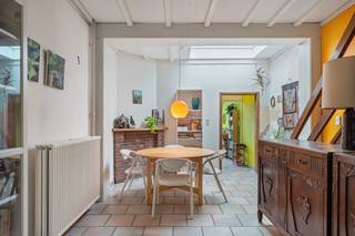 Deze leuke woning onderging reeds een aantal belangrijke renovaties waaronder het vernieuwen van het dak(2018) en het vervangen van de ramen(2022) en de verwarmingsketel(2022). Het resultaat is een positief EPC verslag van 140kWh-B-label!<br /><br />Bestaande uit een inkom, een leefruimte met een zit- en een eetplaats, een keuken met plaats voor een eettafel, 3 slaapkamers en een badkamer. De woning beschikt bovendien over een praktische kelder en ook de aanbouw is onderkelderd. De tuin met terras is goed georiënteerd en beperkt in onderhoud.<br /><br />Prima ligging nabij het station en het centrum van Leuven, openbaar vervoer, verschillende scholen, winkels, sportfaciliteiten en eet- en drankgelegenheden. Alles op wandel/fietsafstand!<br /><br />EPC 140kWh(B-label)! Asbestveilig! Niet-overstromingsgevoelig!<br /><br />Indien u deze leuke woning graag bezoekt dan kan u mij steeds bereiken via arnaut@immojanstas.be of op 0495292080.<br /><br />Bijkomende info (EPC, bodemattest, elektriciteitsattest, enz...) kan U hier downloaden ↓