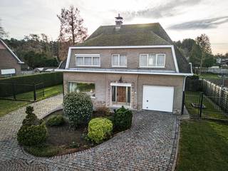 Deze karaktervolle te renoveren woning is gelegen langs de N10 te Begijnendijk. De woning biedt een ruim woonvolume en heeft een degelijke bouwstructuur. Door zijn praktische indeling biedt dit een uitstekend startpunt voor wie graag een degelijk huis naar eigen smaak wil moderniseren. <br /><br />De omheinde achtertuin biedt privacy, heeft een vijver en kan een heerlijke plek worden om te ontspannen. Voor en naast de woning is er voldoende parkeergelegenheid. <br /><br />Interesse? Contacteer ons op vastgoed@gysemansgroep.be of bel ons op 016 360 460.