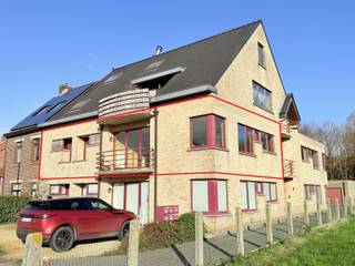 Dit lichtrijke en halfopen appartement bevindt zich in Residentie De Zonnekant, een rustige en kleinschalige woonomgeving waar licht en ruimte centraal staan. Dankzij het braakliggende terrein naast de deur geniet u van optimale privacy zonder directe inkijk, terwijl de natuurlijke lichtinval de woning op elk moment van de dag een warme, zonnige uitstraling geeft – helemaal passend bij de naam van de residentie.
Het appartement biedt twee comfortabele slaapkamers, een ruime en verzorgde badkamer en een gezellige leefruimte met open keuken, waar koken en ontspannen perfect in elkaar overgaan. De grote inkomhal, de praktische wasplaats en de royale hoeveelheid opbergruimte zorgen voor een bijzonder aangenaam wooncomfort. Daarnaast is er ook een afzonderlijk gastentoilet aanwezig.
Het gezellige balkonterras vormt een heerlijk verlengstuk van uw leefruimte. Bovendien beschikt het appartement over een ruime garage met zijdeur, wat zowel praktisch als comfortabel is. Als extra troef is er een gemeenschappelijke moestuin waar bewoners kunnen genieten van lokaal groen en zelfgekweekte groenten.
Dit appartement combineert licht, ruimte, privacy en functionaliteit op een manier die perfect aansluit bij het karakter van De Zonnekant, een plek waar het elke dag prettig wonen is.
Goede verbinding: station Melle, scholen en R4. Het Liedermeerspark bevindt zich op 4 km. Perfect voor sport, ontspanning of een wandeling in het groen.
EPC-score: A-label - CV op aardgas - ele niet-conform - asbestveilig - dubbele beglazing - waterontharder - GEEN lift aanwezig - Sted. inl.: Wg/Vg/Gvv/Gvkr/Gmo / P & G-score B / bew. opp.: 124 m² bruto (bron EPC)
Interesse? Aarzel niet en plan vandaag nog je bezoek: 0472 02 13 03 - beheer@vastgoednbeheer.be - BIV 506.884/BIV 514.268