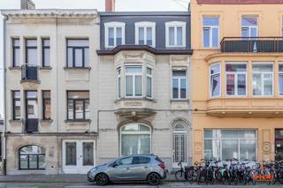 Deze burgerwoning met <strong>karaktervolle gevel</strong> heeft een uitstekende ligging. Op enkele minuten heeft u het station Gent Sint-Pieters, het historisch centrum, verschillende winkels en het openbaar vervoer. Om de hoek vindt u het <strong>Miljoenenkwartier</strong> waar u geniet van groen en rust. De woning heeft verschillende authentieke elementen zoals de originele parketvloeren, deuren en schouwen. Daarnaast heeft de woning hoge plafonds. <br /><br />U komt de woning binnen via de inkomhal waar u toegang heeft tot de woonkamer en de keuken. De <strong>woonkamer bestaat uit twee kamers</strong>, die kunnen worden ingedeeld als zithoek en bureauruimte, en is voorzien van een houthaard. Verder heeft u nog een eetplaats met toegang tot de <strong>tuin </strong>en de keuken. Vanuit de keuken gaat u naar de bergruimte/ wasplaats voorzien van een apart toilet. <br /><br />Op een eerste tussen verdiep heeft u een eerste (slaap)kamer met in het verlengde de badkamer. Verder op het eerste verdiep vindt u <strong>twee ruime slaapkamers</strong>, die via een deur in verbinding staan met elkaar. Op het tweede verdiep heeft u nog een bergruimte/ dressing, een vierde slaapkamer en een opslagruimte waar de installaties staan. Via deze opslagruimte gaat u met trap naar de zolder.<br /><br />Met de nodige renovatiewerken maakt u van deze woning een prachtige thuis! Wenst u deze woning te bezoeken, neem dan contact op via 09 278 88 88 voor het maken van een afspraak. 