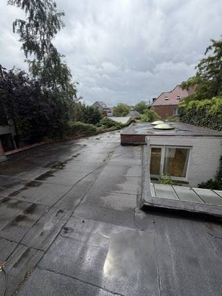 In het centrum van Sint-Niklaas hebben we op deze topligging dit gebouw op circa 445 m² te koop. Mogelijkheid om een project te realiseren.<br />Momenteel bestaat het gebouw uit: Oprit voor 2 wagens, 2 extra parkeerplaatsen voor het gebouw. Dubbele garage.<br />Gemeenschappelijke inkomhal met lift en apart toilet. Gemeenschappelijke technische ruimte.<br />Aparte CV ketel voor ruimte achteraan. De rest verwarmd met gemeenschappelijke CV-ketel ( aparte caloriemeters).<br />Op het gelijkvloers hebben we vooraan een handelsruimte/kantoor met sanitaire voorziening.<br />EPC: label E. Vergund.<br />Ruimte achteraan heeft EPC 409. Betreft app met 2 slpks, ruime living met open keuken, aparte badkamer en binnentuin. ( constructie wordt aanzien als vergund maar niet de functie). EPC: 409 kWh/m² jaar - Label E<br />Op de 1ste verdieping hebben we appartement met 1 slaapkamer ( te renoveren ). Vergund.<br />EPC: 350 kWh/m² jaar - Label D<br />Op de 2e verdieping hebben we een appartement bestaande uit inkomhal toegang tot de lift, berging, living met parketvloer, ingerichte keuken, badkamer met aansluiting voor wasmachine, dubbele lavabo, inloopdouche en toilet, 1 slaapkamer. Vergund.<br />EPC: 298 kWh/m² jaar - Label C.<br />Het dakappartement op de 3 de verdieping heeft 1 slaapkamer ( te renoveren ). Dit app wordt als niet vergund beschouwd.<br />EPC: 1141 kWh/m² jaar - Label F<br />Meer info op kantoor.