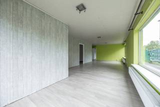 Ruim gelijkvloers appartement te koop!<br /><br />Troeven:<br />- 136m² netto woonoppervlakte<br />- 3 autostaanplaatsen en/of ruim privé terras<br />- Klein complex van slechts 2 appartementen<br />- EPC label B (198)<br /><br />Dit gelijkvloers appartement op een perceel van 4a73ca werd in 2002 omgebouwd met vergunning tot een appartement.<br />Via de inkomhal is er toegang naar de ruime leefruimte met open keuken. Verder vinden we een nachthal met daarbij een slaapkamer van 13m² en nog een zeer ruime slaapkamer van 20m². Ook is er een badkamer met douchecabine, een apart toilet, een wasruimte en een technische ruimte.<br />Verder beschikt het appartement nog over een extra ruimte van bijna 30m² die gebruikt kan worden als berging of garage.<br /><br />Buiten is er vervolgens nog een dubbele carport en extra autostaanplaats.<br /><br />Het appartement is samen met een bovengelegen duplexappartement afzonderlijk te koop. Hierdoor zijn er maximaal slechts twee eigenaars wat het een zeer kleinschalig project maakt.<br /><br />Heeft u interesse? Contacteer ons op 011 64 55 00 of info@vastgoedfransen.be.