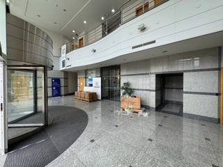 <p>Gelegen in de gegeerde gemeente Sint-Lambrechts-Woluwe (1200 Brussel), biedt dit kantoorgebouw een totale oppervlakte van ongeveer <strong>1.200 m²</strong>, in een goed gevestigde en dynamische kantooromgeving.</p>
<p>Het pand geniet van een uitstekende bereikbaarheid, met snelle toegang tot de Brusselse ring (R0) en het openbaar vervoer (metro, tram en bus op ongeveer 100 m). Het Woluwe Shopping Center ligt op ongeveer 1,6 km en het centrum van Brussel op minder dan 6 km, wat zorgt voor een ruime aanwezigheid van diensten en voorzieningen in de buurt.</p>
<p>Gebouwd in 2000 en recent gerenoveerd (2019/2020), verkeert het gebouw in goede algemene staat en biedt het functionele en flexibele kantoorruimtes. Het omvat landschapskantoren en individuele kantoren, vergaderzalen, gemeenschappelijke ruimtes, een keuken en archiefruimte.</p>
<p>De indeling is als volgt: een eerste verdieping van 850 m², een gelijkvloers van 350 m², aangevuld met 35 m² archiefruimte.</p>
<p>Het gebouw beschikt bovendien over <strong>20 ondergrondse parkeerplaatsen inbegrepen in de prijs</strong>, een belangrijk voordeel in deze regio.</p>
<p>Dit pand biedt een hoge flexibiliteit en is geschikt voor zowel eindgebruikers als investeerders die op zoek zijn naar een goed gelegen, gerenoveerd en vlot bereikbaar kantoorgebouw.</p>