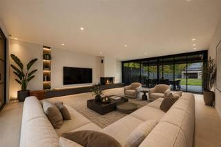 <p><span>Aan het einde van de rustige, doodlopende Pruimelaarstraat, ligt deze luxueus afgewerkte woning (2019) met een verzorgd aangelegde tuin, camera’s, alu antraciet buitenschrijnwerk (Reynaers), wachtleiding voor oplaadpunt, alu poort, geïntegreerde pakketbrievenbus, maatkasten, etc. De gelijkvloerse verdieping is voorzien van hoogwaardige designbinnendeuren van Anyway Doors. De EPC-score van 89 (Label A) werd bereikt door integratie van: algemene vloerverwarming, condensatieketel, 18 zonnepanelen en dikke isolatielagen. De ruime leefruimte beschikt over een tv-meubel (maatwerk), geïntegreerde gashaard (M-Design), afstandsbediende elektrische binnenlamellen (Somfy), ingebouwde speakers, grote alu schuiframen (Reynaers), gepolierde betonvloer en plafondhoge deuren (Nordex). Let in de aangelegde tuin met veel privacy op de prijzige overdekte terrasconstructie (Brustor), de robotmaaier, het bijgebouw en de tuinverlichting (app). In de luxueuze keuken (Grando), spotten we veel (verborgen) bergruimte, Dekton werkbladen, een groot kookeiland (6 zitplaatsen), Miele toestellen (oven, microgolfoven, koffiemachine, koelkast, diepvries), plus een kookplaat met geïntegreerde afzuiging. Opbergruimte is beschikbaar in een wasplaats, een droge kelder en een technische ruimte. In de toiletten is zelfs de rolhouder geïntegreerd in de muur. De luxe-badkamer is groot genoeg voor de inloopdouche (stalen deur) en het dubbele badkamermeubel (maatwerk). Alle kamers bieden plaats voor een dubbel bed. De exclusieve handgemaakte trap van Genico met Corian afwerking en geïntegreerde LED-verlichting, geeft aan van welk hoog niveau de afwerking wel is.</span></p>