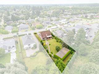 <p>Deze karaktervolle open bebouwing, ontworpen door architect Faseur en gebouwd in 1987, bevindt zich op een ruim perceel van maar liefst 1.395 m² in Drongen.</p><p></p><p>Gelegen op een vlot bereikbare locatie, met winkels, scholen, openbaar vervoer, het station en de E40/R4 op korte afstand.</p><p></p><p>De woning onderscheidt zich door de doordachte architectuur, royale volumes en aangename connectie met de tuin.</p><p>Via de inkomhal met gastentoilet betreedt u de woning.</p><p>De lichtrijke leefruimte vormt het centrale punt van de woning en wordt gekenmerkt door een indrukwekkende open haard met stijlvolle schouw, die voor extra warmte en sfeer zorgt. Grote raampartijen creëren een mooie verbinding met het terras en de tuin. Ook de keuken geniet van rechtstreeks contact, waardoor binnen en buiten harmonieus in elkaar overvloeien.</p><p></p><p>Op het gelijkvloers bevinden zich verder een bureau/speelkamer/slaapkamer en een inpandige garage waar ook ruimte voor wasmachine en droogkast werden voorzien.</p><p></p><p>De eerste verdieping omvat drie volwaardige slaapkamers, een badkamer uitgerust met ligbad, dubbel lavabomeubel en een toilet, een berging. De ruime zolder en de aanwezigheid van een kelder creëren heel wat opbergplaats.</p><p></p><p>De verzorgde tuin biedt tal van mogelijkheden voor wie graag buiten vertoeft. Een bijkomende troef is dat de aanwezige bijgebouwen correct werden vergund. Hierdoor biedt deze buitenruimte extra potentieel voor uiteenlopende invullingen zoals een hobby- of werkruimte, poolhouse, buitenkeuken,...</p><p></p><p>De woning beschikt over een EPC-label D.</p><p></p><p>Een eigendom met karakter, architecturale kwaliteit en een uitzonderlijk ruim perceel, waar gezinnen alle ruimte krijgen om comfortabel te wonen en te genieten van het buitenleven. Een bezoek meer dan waard.</p><p><strong><u>Interesse?</u></strong> Contacteer Steffi telefonisch op 0498/50.50.94 of per mail steffi@vastgoeddevos.be </p>