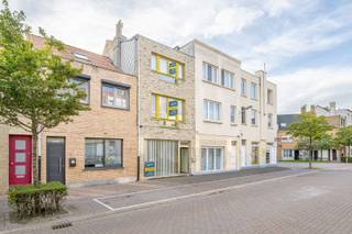 - Ideale ligging aan de kust van Oostende: Stuiverstraat 23<br />- Gelijkvloers: Handelsruimte/polyvalente ruimte met berging en toilet<br />- Keuken en leefruimte op de eerste verdieping<br />- 2 slaapkamers op de derde verdieping<br />- Zolder<br />- EPC: 599 kWh/m²/jaar, label F (UC: 3512913) <br />- Richtprijs: € 179.000