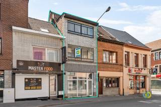 <p><span>In het hart van Vilvoorde bevindt zich dit veelzijdige gebouw dat momenteel is ingericht voor gemengd gebruik, maar eenvoudig kan worden omgevormd tot een ruime eengezinswoning. Op de eerste verdieping vindt u een royale slaapkamer met aansluitende dressing en een eerste badkamer. Vanuit de dressing is er directe toegang tot een aangenaam dakterras. De tweede verdieping omvat een lichtrijke leefruimte met open keuken, perfect voor gezellige avonden met familie of vrienden. Op deze verdieping bevindt zich ook een tweede badkamer. De zolderverdieping is ingericht als tweede slaapkamer en biedt een knusse ruimte. Het gelijkvloers beschikt over een commerciële ruimte met een aparte bureauruimte, wat het pand bijzonder interessant maakt voor wie wonen en werken wil combineren. Vanuit de bureauruimte heeft u toegang tot een afzonderlijk toilet en de koer. De kelder biedt extra bergruimte en huisvest een verwarmingsketel van hoge kwaliteit. Dankzij de centrale ligging en de indeling met tal van mogelijkheden is dit pand een unieke kans voor wie op zoek is naar een combinatie van wonen en werken in het centrum van Vilvoorde. Er is werk aan de woning, maar dat laat u toe om ze in te richten naar eigen smaak en een meerwaarde te creëren.</span></p>