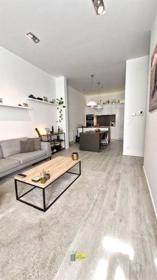 <p><span>Instapklaar 1 slaapkamer appartement met privatief genot van het groendak van 30m² op de derde verdieping.</span></p><p><span> </span></p><p><span>LIGGING: Dit appartement van 64m² verdieping maakt deel uit van een renovatieproject uit 2014 en is gelegen op de grens Antwerpen-Noord, -Centrum en Eilandje. </span></p><p><span>Park Spoor Noord is om de hoek, via de Konijnenpijp ben je direct op Linkeroever.</span></p><p><span> </span></p><p><span>INDELING: We komen de woning binnen in een centrale inkomhal met ingebouwde vestiairekast en apart toilet. Vooraan het appartement bevindt zich het salon met aansluitend de eetkamer en ingerichte keuken. De slaapkamer is voorzien van een ingebouwde kleerkast. De badkamer heeft een inloopdouche, lavabomeubel en plek voor wasmachine en droogkast. Het appartement is volledig voorzien van een laminaatvloer. Op de derde verdieping heb je privatief genot van het groendak van 30m².</span></p><p><span> </span></p><p><span>KWALITEITEN:</span></p><p><span>> gerenoveerd en instapklaar appartement met leuk terras</span></p><p><span>> Epc: B (141 kWh/m²jaar)</span></p><p><span>> conforme elektrische installatie, asbestvrij</span></p><p><span>> privatieve kelderberging nr6 van 5m², gezamenlijke, ruime fietsenberging</span></p><p><span> </span></p><p><span>Voor meer informatie: <span>www.immodelaet.be</span></span><span> </span></p><p><span>Interesse in GRATIS SCHATTING van uw eigendom? Contacteer ons! 03/644.00.88 – <span>info@immodelaet.be</span></span><span> </span></p><p><span> </span></p>