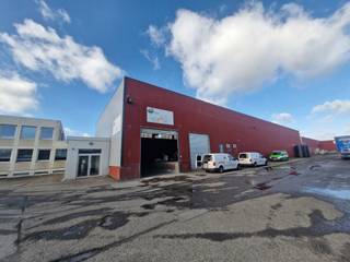 Te huur: een ruimte met kantoren en magazijn, ideaal voor een bedrijf dat op zoek is naar een functionele en strategische locatie. * Adres: Chaussée...