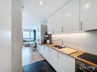 Modern gerenoveerde, bemeubelde studio op de 3e verdieping nabij Zurenborg. Ruime en lichte woonkamer op vernieuwde laminaatvloer. Open...